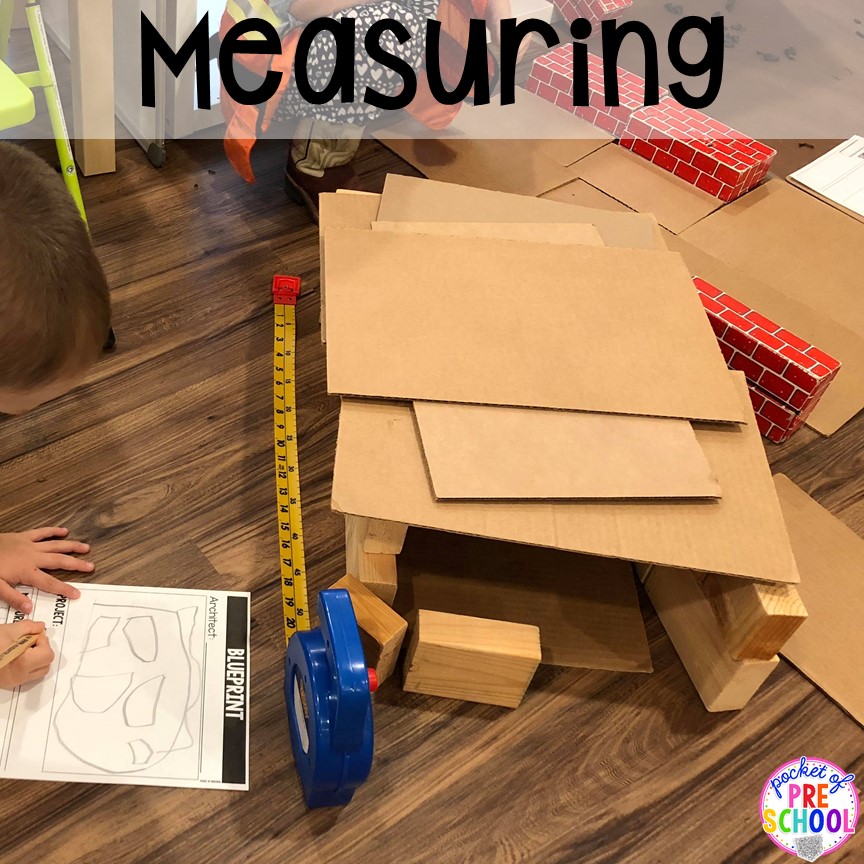 Measuring at a Construction site dramatic play perfect for preschool, pre-k, and kindergarten. #constructiontheme #preschool #prek #dramaticplay
