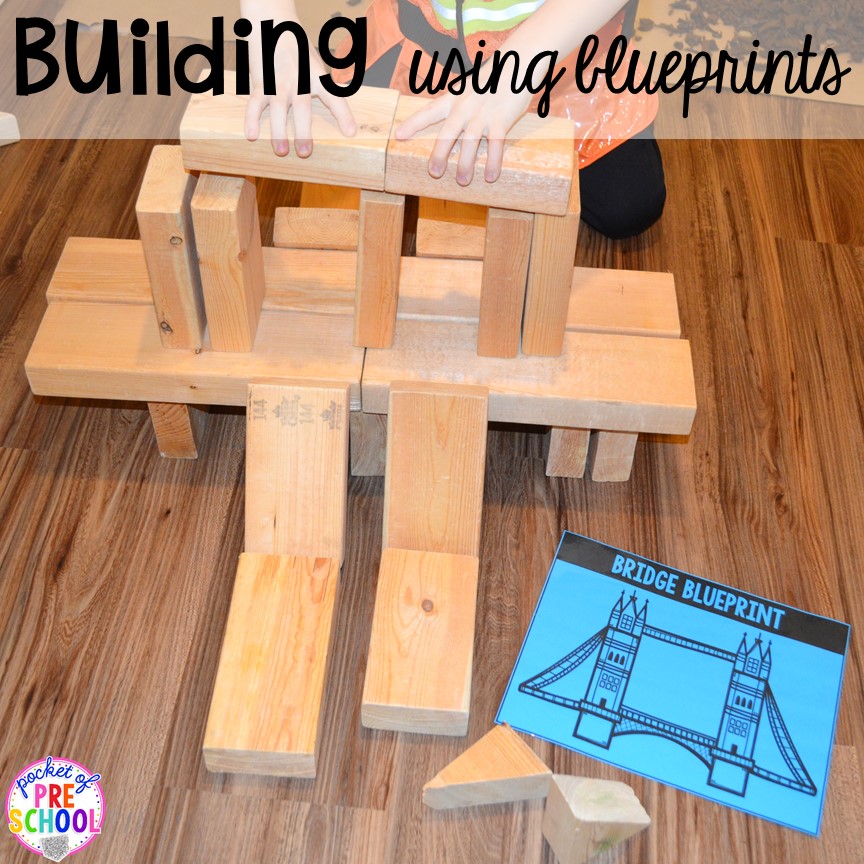 Building with blueprints at a Construction site dramatic play perfect for preschool, pre-k, and kindergarten. #constructiontheme #preschool #prek #dramaticplay